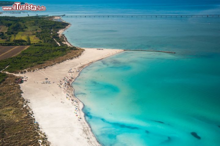 Immagine La Spiaggia bianca di Rosignano Solvay in Toscana: l'aspetto particolare, quasi caraibico deriva dai residui di lavorazione dell'industria Solvay, che forniscono abbondanza di carbonato di calcio alla vicina costa