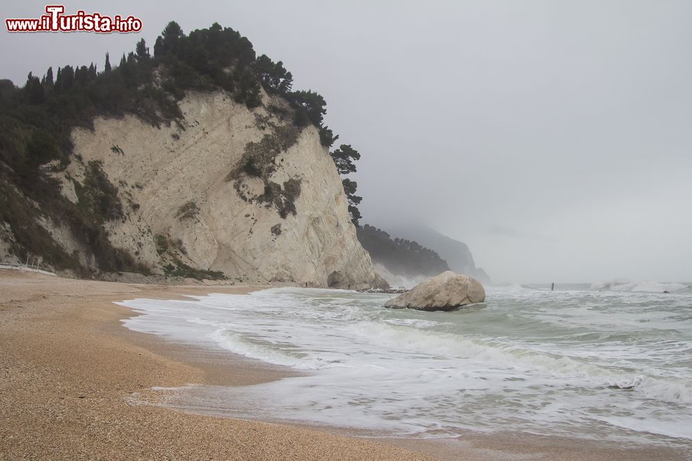 Immagine La Spiaggia dei Frati a Numana, Riviera del Conero (Marche)