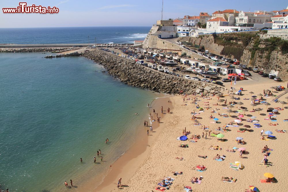 Immagine La spiaggia dei pescatori a Ericeira, Portogallo. Ancora oggi in questa località è possibile assistere allo spettacolo delle barche trainate a riva dai trattori in vista del mare burrascoso.