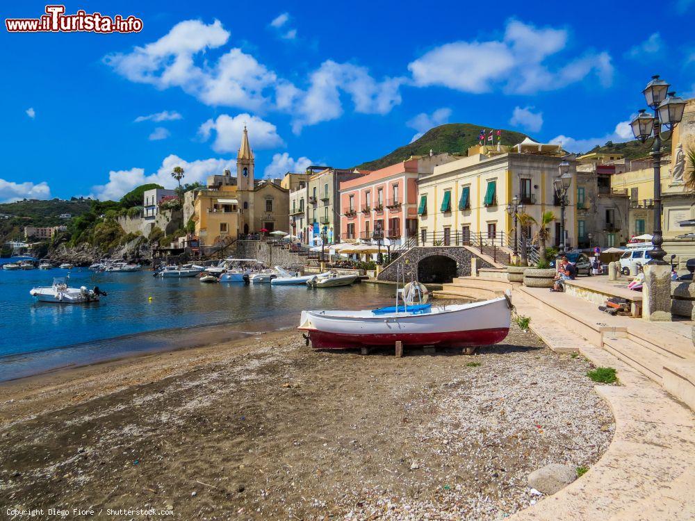 Immagine La spiaggia della Marina di Lipari, isole Eolie - © Diego Fiore / Shutterstock.com