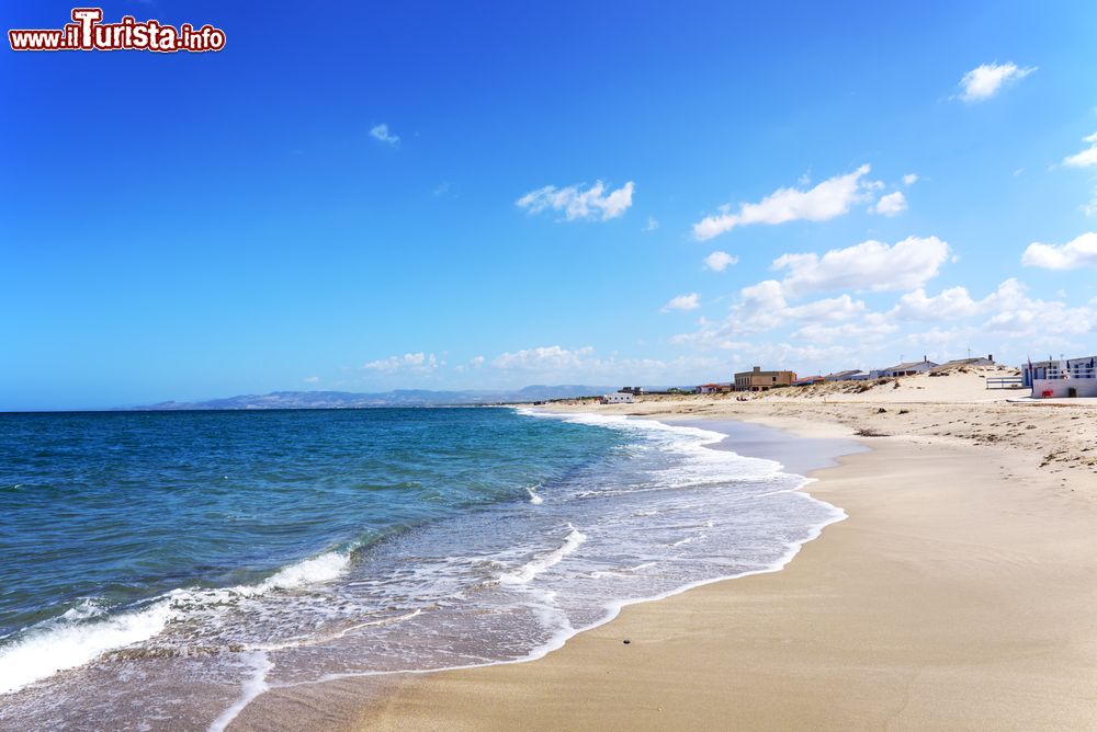Immagine La spiaggia deserta di Platamona, Marina di Sorso, Sardegna. Si trova all'interno del Golfo dell'Asinara; dopo quella di Rimini, è la seconda più lunga spiaggia d'Italia.