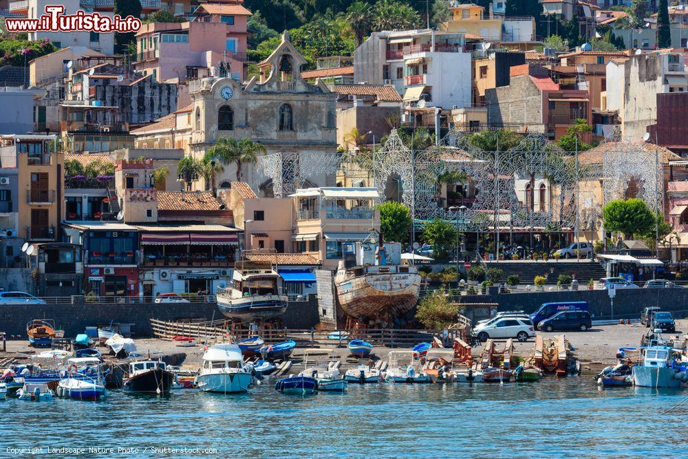 Immagine La spiaggia di Aci Trezza in Sicilia, si trova non lontano da Acireale lungo la cosiddetta Costa dei Ciclopi - © Landscape Nature Photo / Shutterstock.com