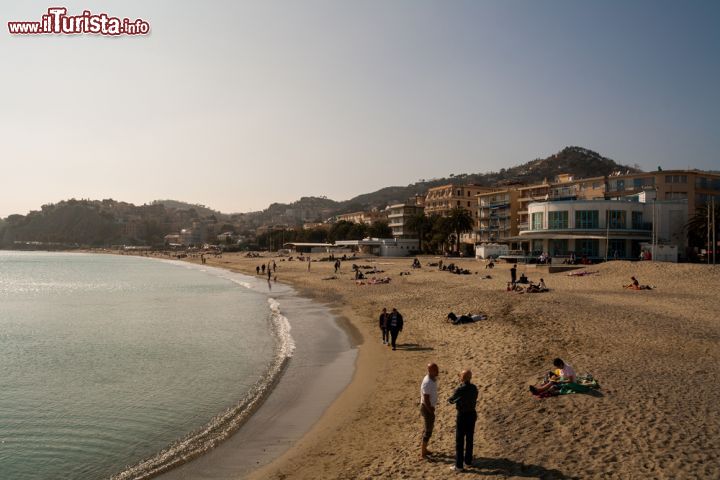 Immagine La spiaggia di Albissola Marina fotografata all'imbrunire, Savona, Liguria - © gab90 / Shutterstock.com