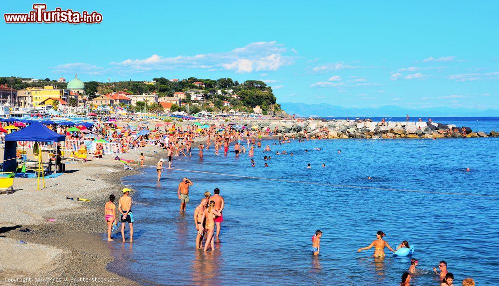 Immagine La spiaggia di Albissola Marina, Savona, Liguria. Un tratto del litorale di Albissola durante i mesi estivi - © maudanros / Shutterstock.com