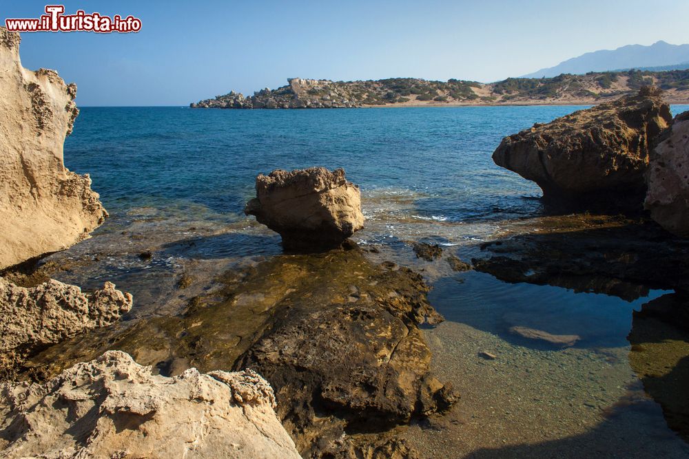 Immagine La spiaggia di Algadi nei pressi di Kyrenia, Cipro. Questo bel tratto di litorale, lambito dalle acque del Mediterraneo e situato nella parte settentrionale dell'isola, ospita tartarughe verdi e testuggini che vengono sin qui a nidificare: per questo viene spesso chiamata "spiaggia delle tartarughe".