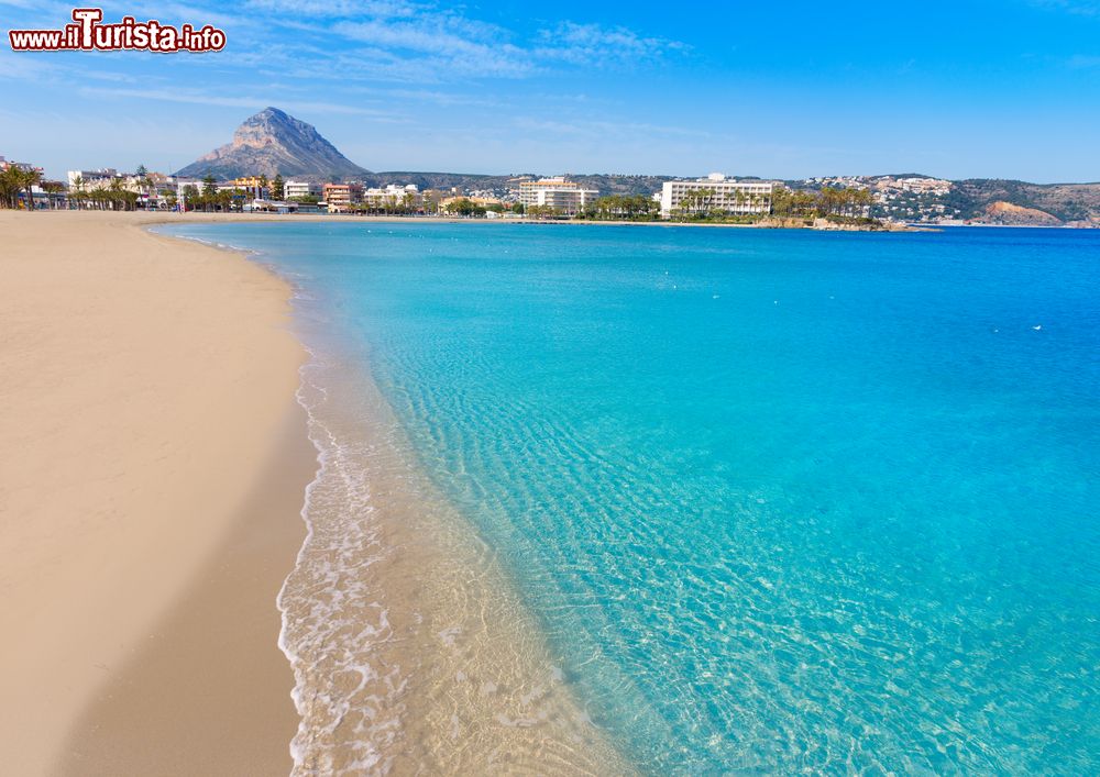 Immagine La spiaggia di Arenal a Javea, Spagna, nel Mar Mediterraneo. Questa grande spiaggia sabbiosa con acqua poco profonda è adatta a tutti, anche alle famiglie con bambini.
