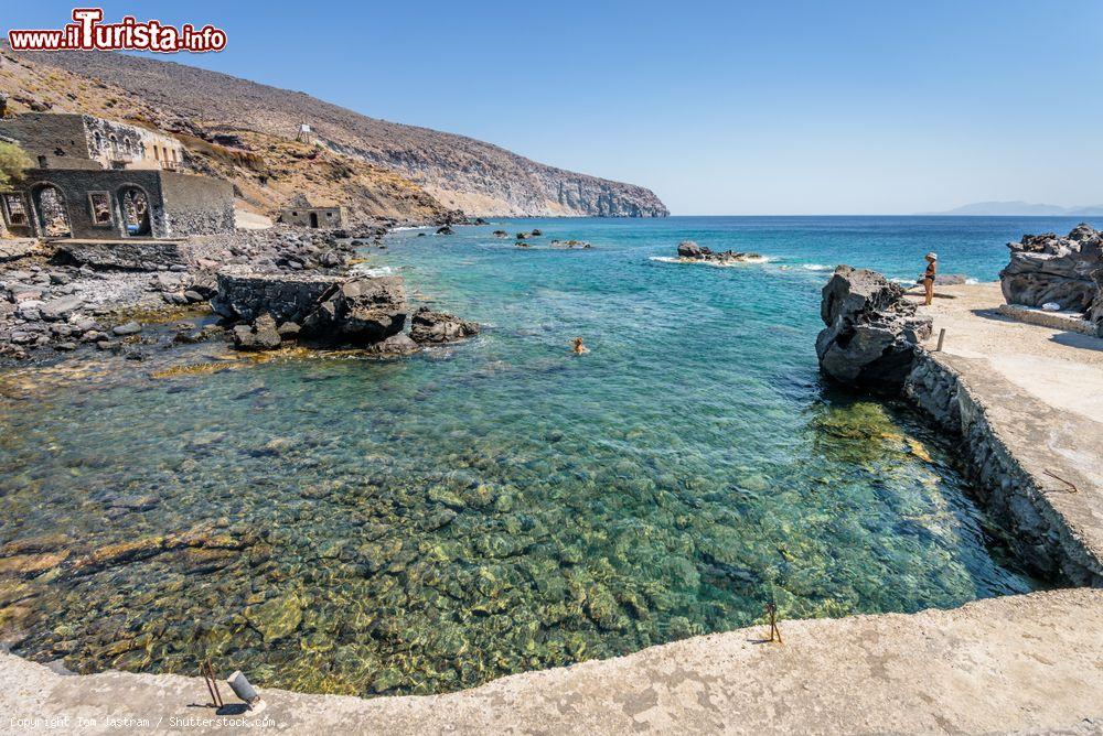 Immagine La spiaggia di Avlaki sull'isola di Nisyros, Grecia. Il mare greco azzurro e trasparente con rocce di origine vulcanica - © Tom Jastram / Shutterstock.com