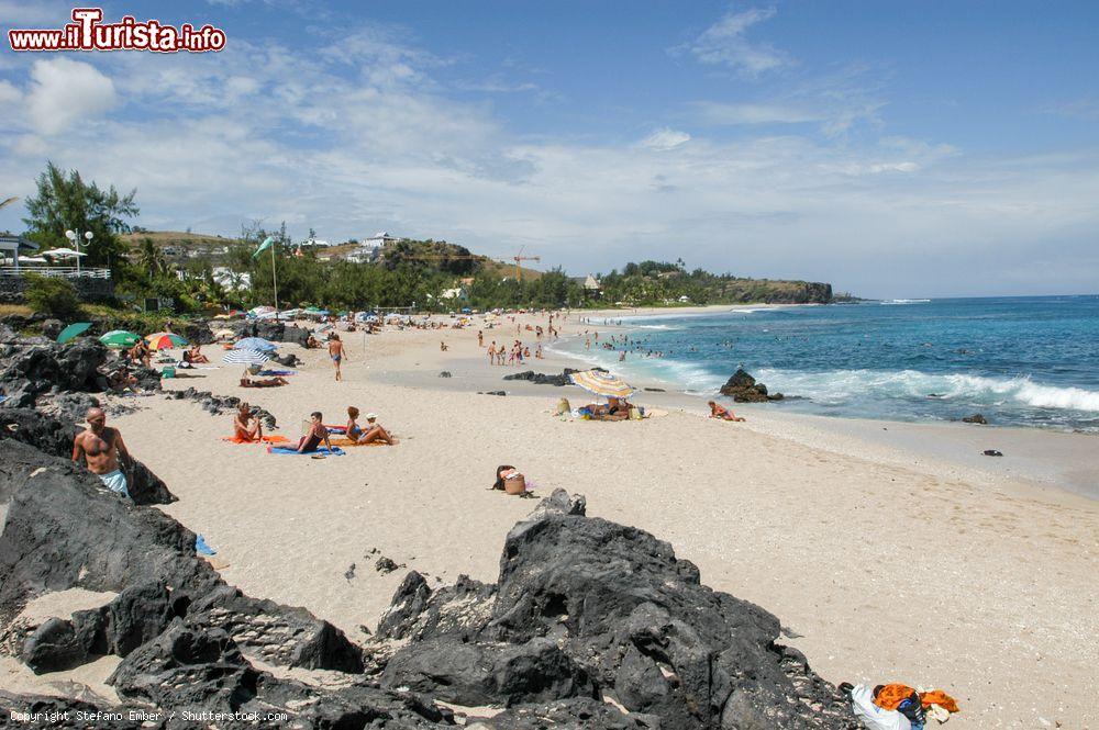 Immagine La spiaggia di Boucan Canot a La Réunion, Francia d'oltremare. Turisti prendono il sole e nuotano nelle acque che lambiscono questo territorio delle Isole Mascarene - © Stefano Ember / Shutterstock.com