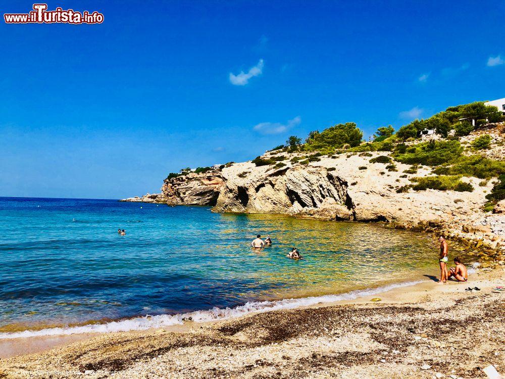 Immagine La spiaggia di Cala Codolar, isola di Ibiza, Spagna - © jcb-productions / Shutterstock.com