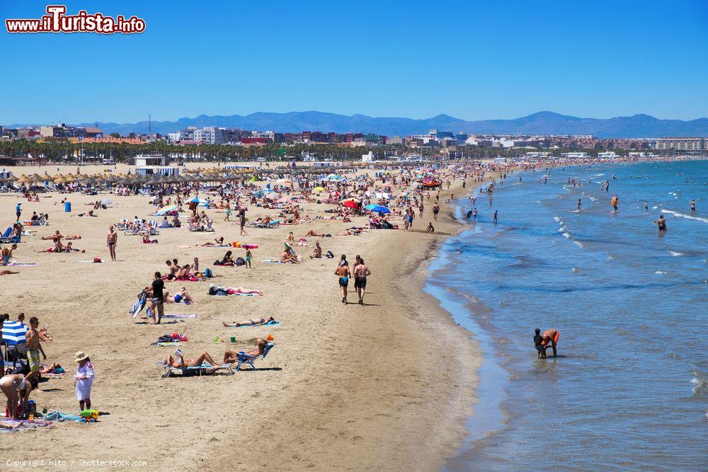 Immagine La spiaggia di El Cabanyal si unisce a La Malvarrosa formando il lido principale di Valencia in Spagna - © nito / Shutterstock.com