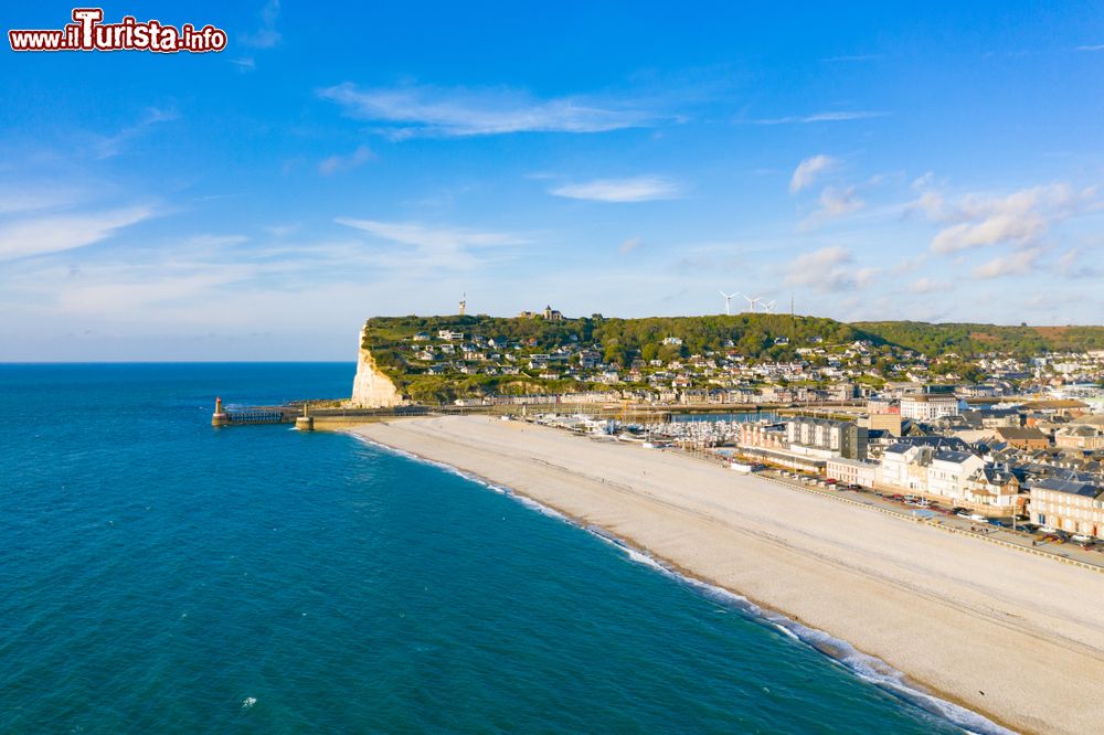 Immagine La spiaggia di Fécamp, famosa località balneare della Costa d'Alabastro (Côte d'Albâtre), nel nord della Francia.