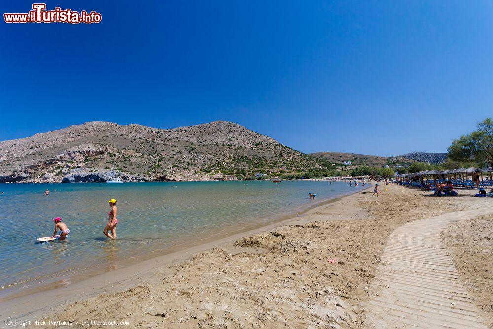 Immagine La spiaggia di Galissas a Syros, arcipelago delle Cicladi, Grecia. Il litorale è di sabbia dorata ed è lambito da un mare che digrada lentamente. E' una delle spiagge più famose di tutta l'isola e si trova a circa 5 km da Ermopoli - © Nick Pavlakis / Shutterstock.com