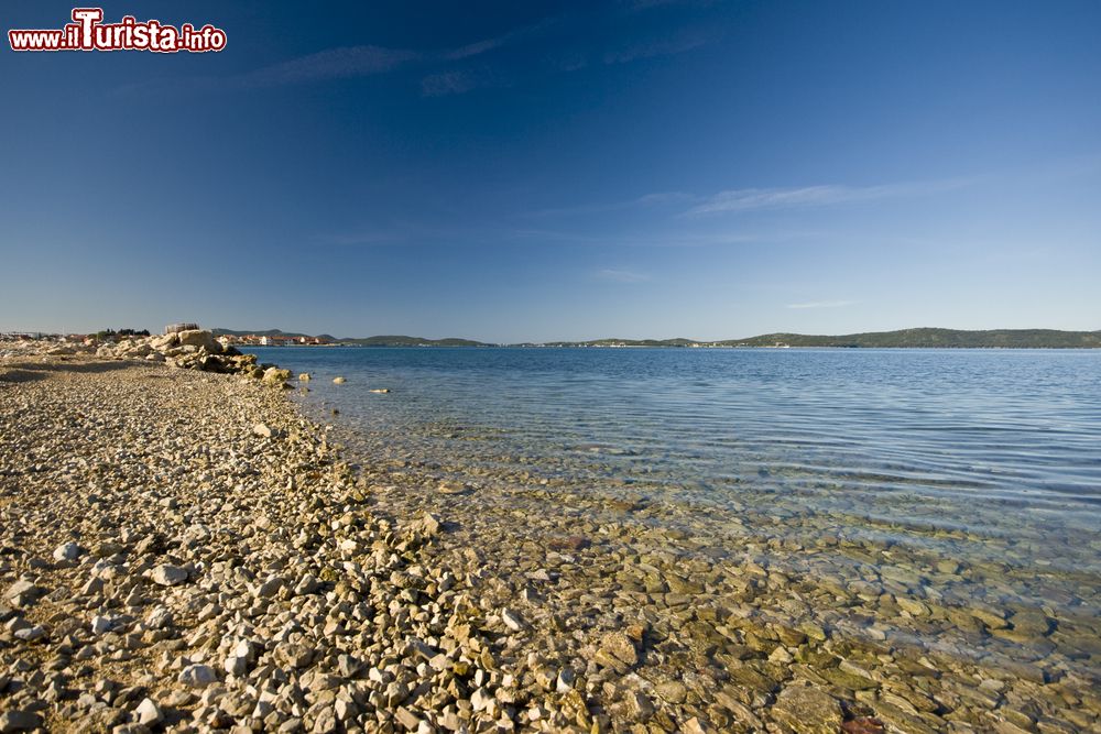 Immagine La spiaggia di ghiaia a Bibinje, Croazia.