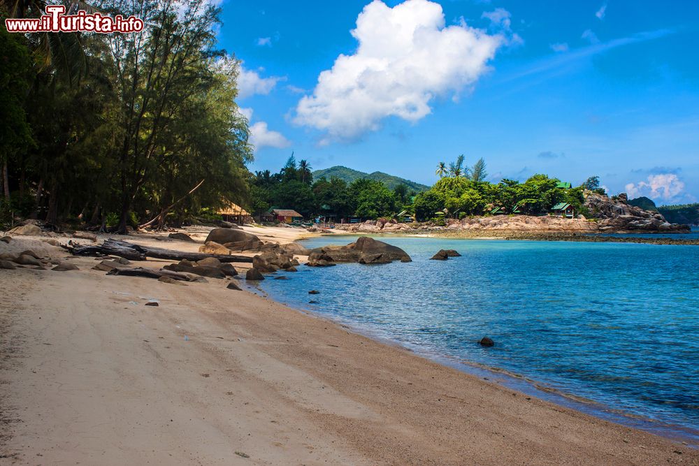 Immagine La spiaggia di Haad Khom a Koh Pha Ngan, Thailandia. E' una delle più belle spiagge dell'isola, vero e proprio paradiso naturale incontaminato con paesaggi unici.