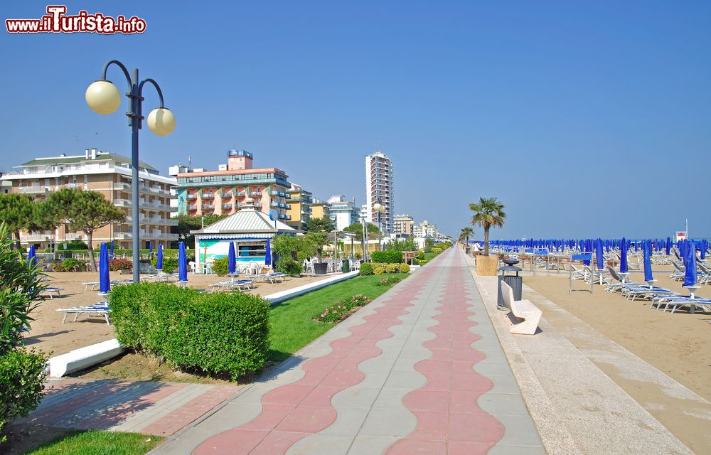 Immagine La spiaggia di Jesolo è uno degli arenili più lunghi di tutto il Veneto oltre che una delle spiagge più rinomate del nord Italia.