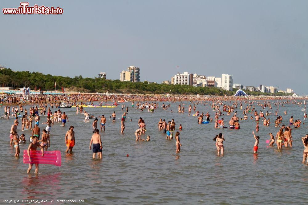 Immagine La spiaggia di Lignano Pineta in estate, Friuli Venezia Giulia - © life_in_a_pixel / Shutterstock.com