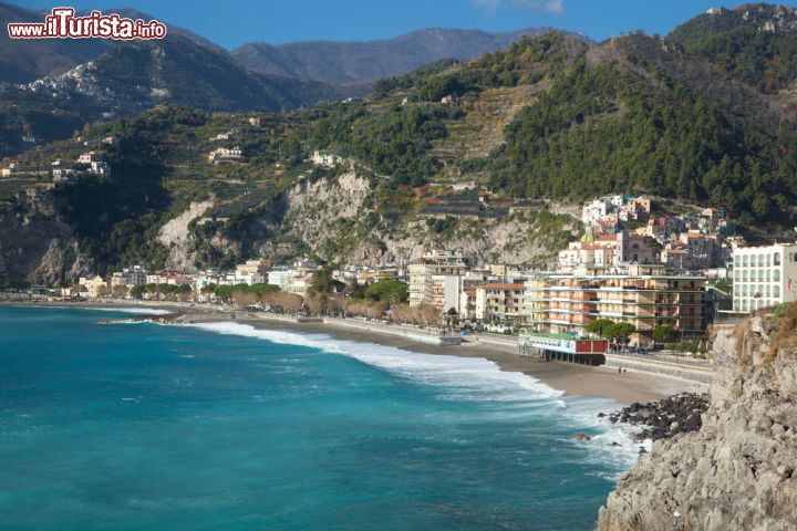 Immagine La grande spiaggia di Maiori in Campania, una delle perle della costa amalfitana - © Antonio Gravante / Shutterstock.com