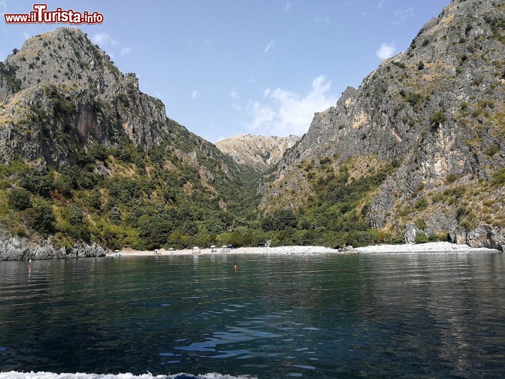 Immagine La spiaggia di Marcellino a Scario vista da una barca, provincia di Salerno (Campania). Questa piccola insenatura è immersa nella natura selvaggia e incontaminata della Masseta. E' nota anche come spiaggia dei francesi.