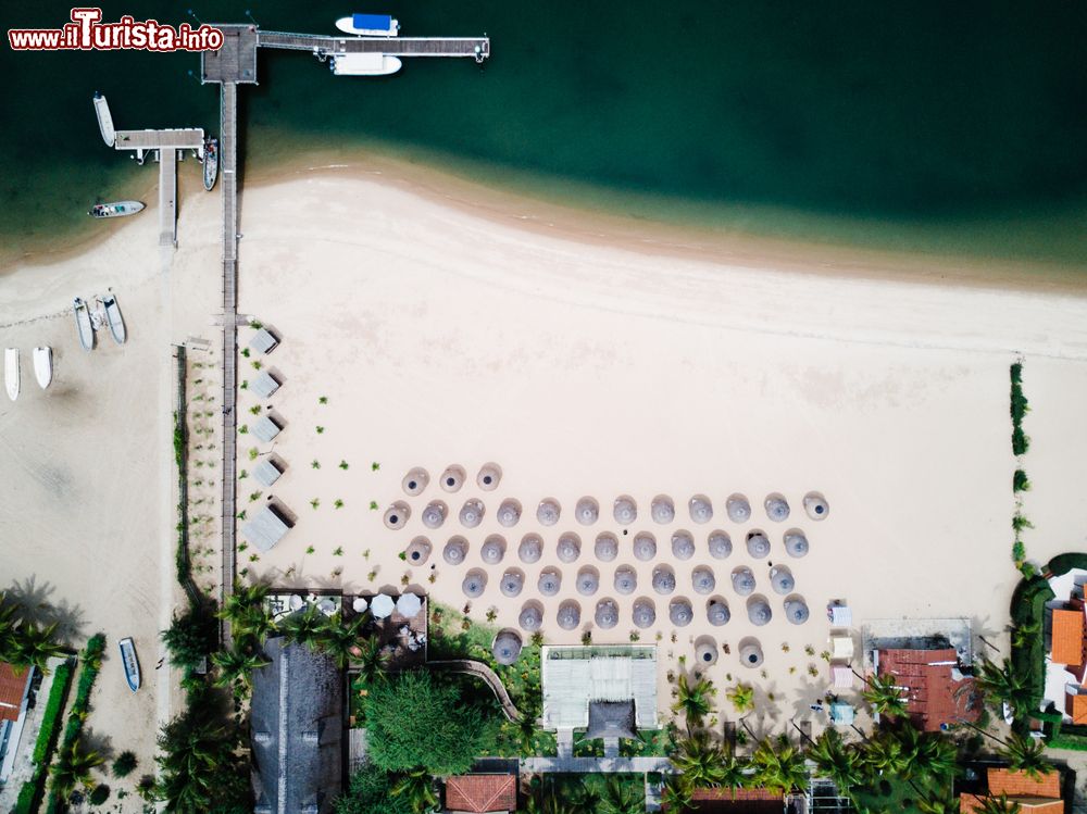 Immagine La spiaggia di Mussulo a Luanda, Angola, vista dall'alto. Si tratta di un vero e proprio paradiso balneare particolarmente apprezzato da chi pratica sport nautici.