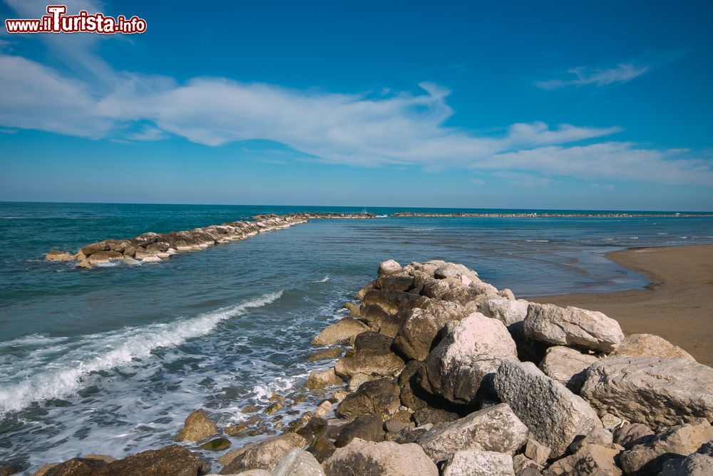 Immagine La spiaggia di Pesaro, Marche, Italia. E' una delle località marittime più rinomate della regione marchigiana.