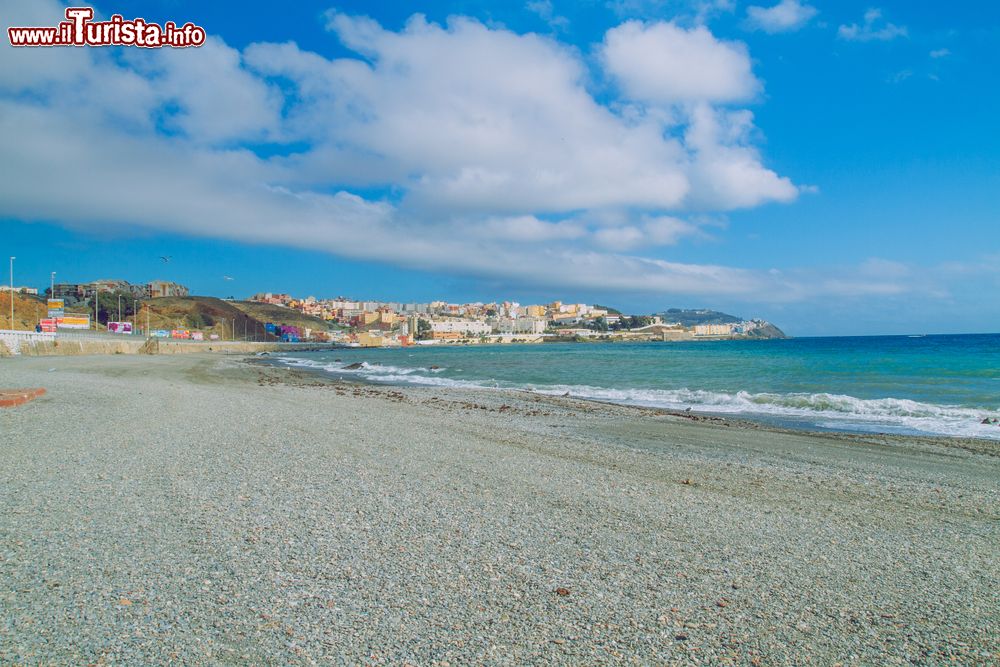 Immagine La spiaggia di piccoli ciottoli a Ceuta, enclave spagnola in Marocco. Sullo sfondo, la cittadina che è un porto franco.