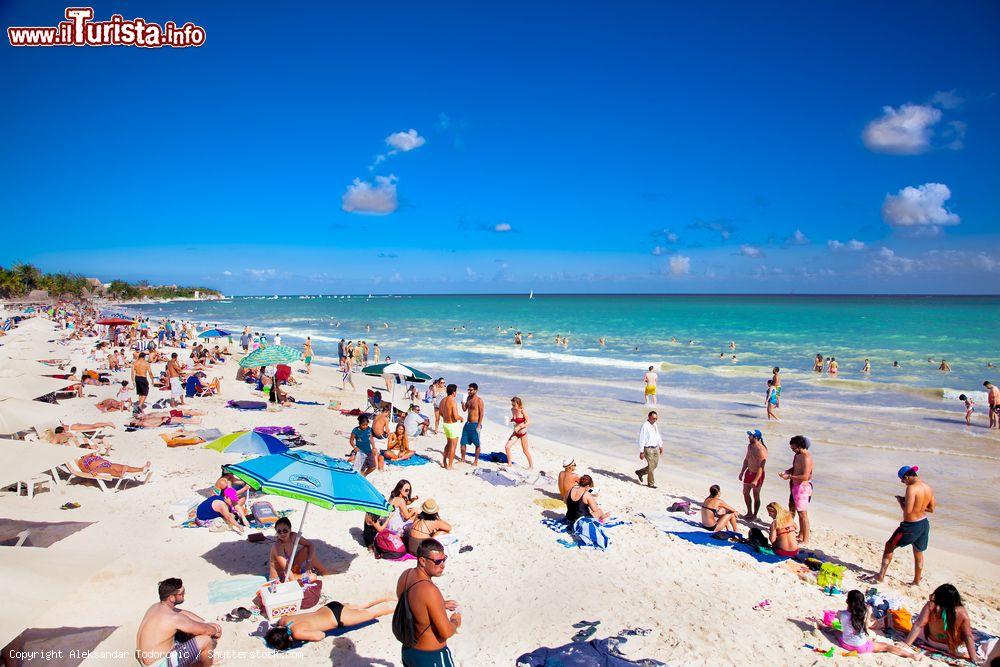 Immagine La spiaggia di Playacar in estate affollata di gente, Yucatan, Messico - © Aleksandar Todorovic / Shutterstock.com