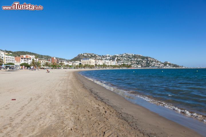 Immagine La spiaggia di Roses, sulla Costa Brava in Catalogna, Spagna - © Philip Lange / Shutterstock.com
