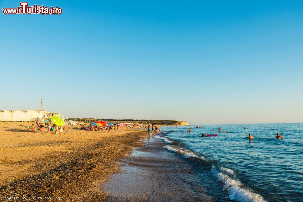 Immagine La spiaggia di Scoglitti in estate, nel pomeriggio, sulla costa di sud-est del Canale di Sicilia - © J2R / Shutterstock.com