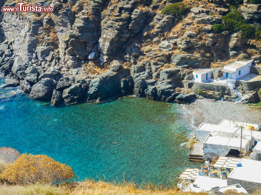 Immagine La spiaggia di Seralia vista dall'alto, Sifnos, Grecia.