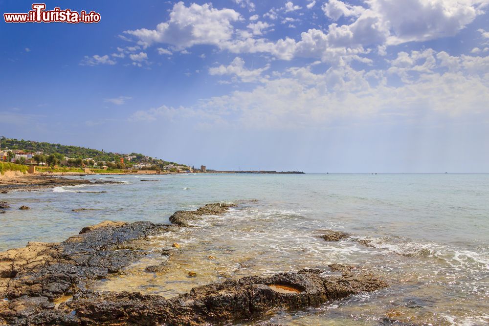 Immagine La spiaggia di Torre Vado nel Salento, provincia di Lecce in Puglia. Il mare della costa ionica è famoso per le sue acque limpide ed i bassi fondali