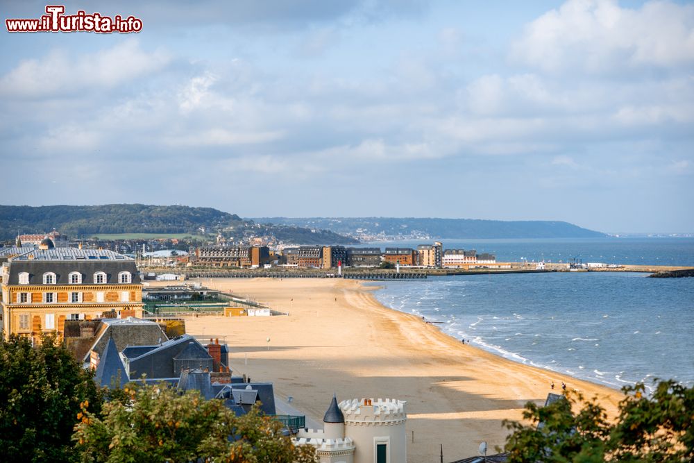 Immagine La spiaggia di Trouville-sur-Mer, chiamata  "Grand Plage"  si estende per oltre 1 km lungo la costa della Normandia.