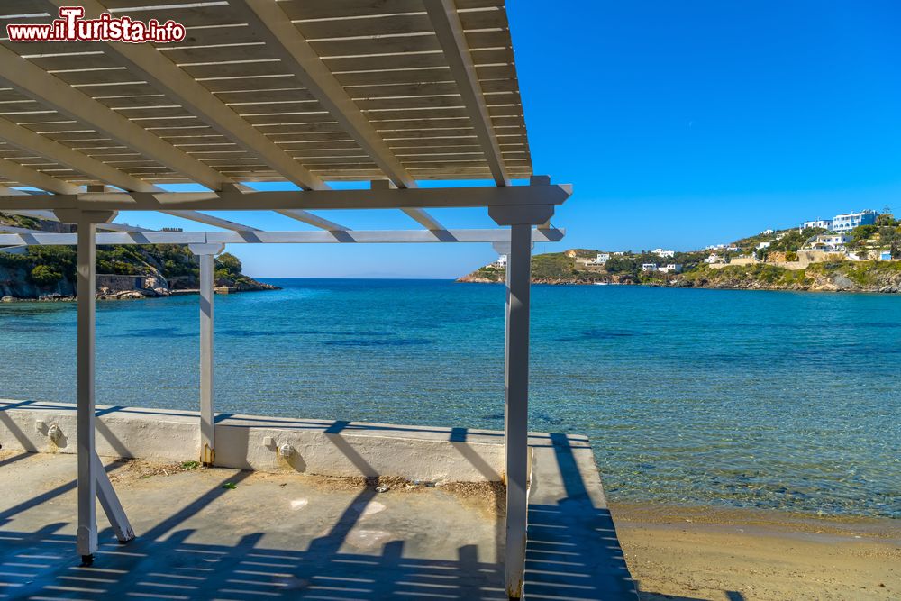 Immagine La spiaggia di Vari a Syros, Cicladi, Grecia. E' situata nella parte sud est dell'isola ed è una delle più indicate per le famiglie con bambini perchè la più riparata dai venti.