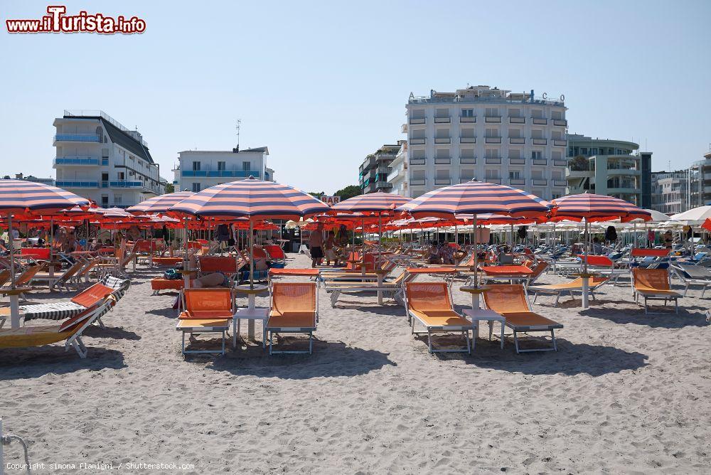 Immagine La spiaggia e gli alberghi di Milano Marittima, rivera romagnola - © simona flamigni / Shutterstock.com