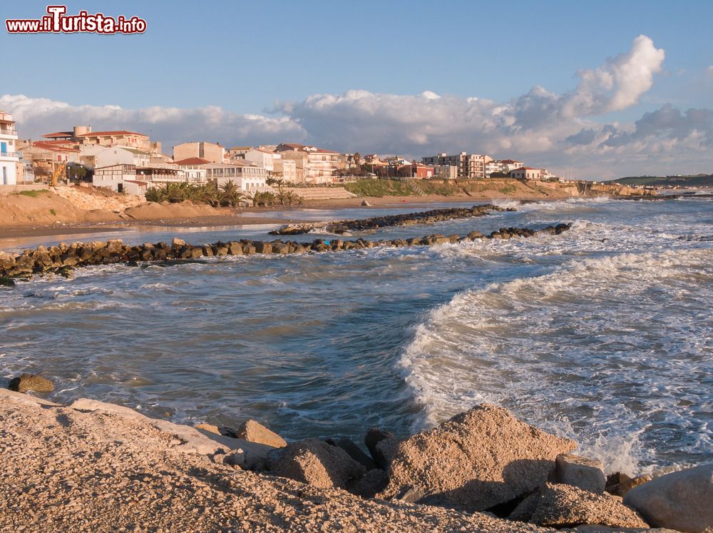 Immagine La spiaggia e il borgo marinaro di Scoglitti in Sicilia