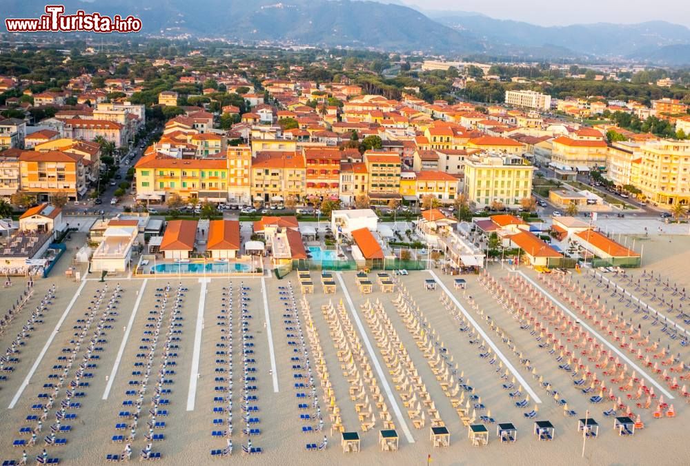 Immagine La spiaggia e le case del centro di Lido di Camaiore sulla costa della Versilia, nord della Toscana