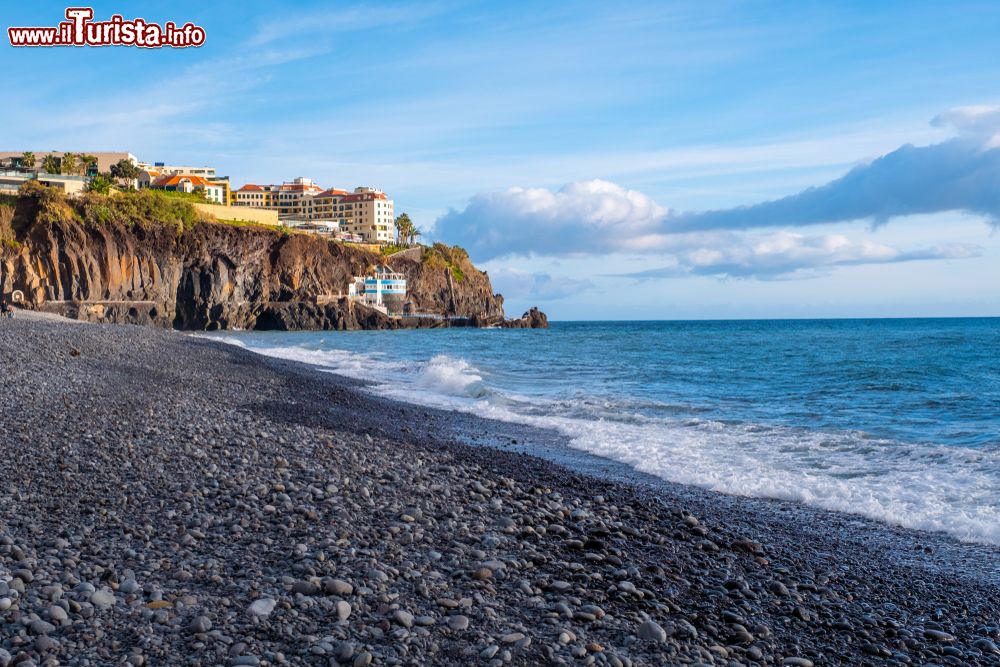 Immagine La spiaggia nera di Praia Formosa a Funchal, isola di Madeira