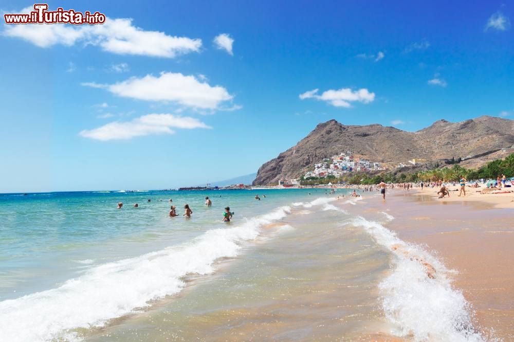 Immagine La spiaggia più famosa di Tenerife: playa Las Teresitas ideale per un bagno nell'oceano