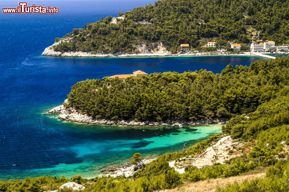 Immagine La splendida baia di Trstenik, Croazia: la costa è costellata di spiagge e calette, alcune delle quali raggiungibili solo via mare.