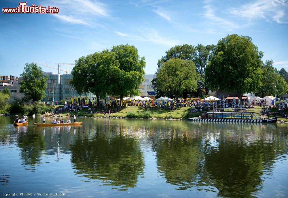 Immagine La sponda del fiume Danubio durante l'International Danube Festival, Nuova-Ulma, Germania.  Sullo sfondo, i palazzi di questa bella città che vanta un centro storico molto bello, compatto e facile da visitare - © PlusONE / Shutterstock.com