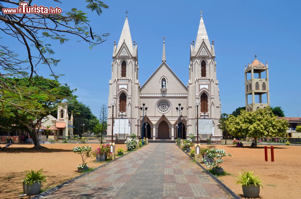 Immagine Nel giardinetto antistante la St. Sebastian's Church di Negombo (Sri Lanka) sono visibili diverse statue religiose. - © Denis Costille / Shutterstock.com