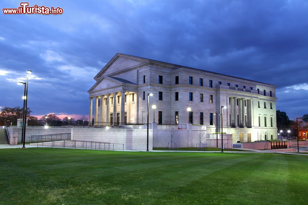 Immagine La State Court House della città di Jackson, Mississippi, USA, fotografata in una serata nuvolosa.