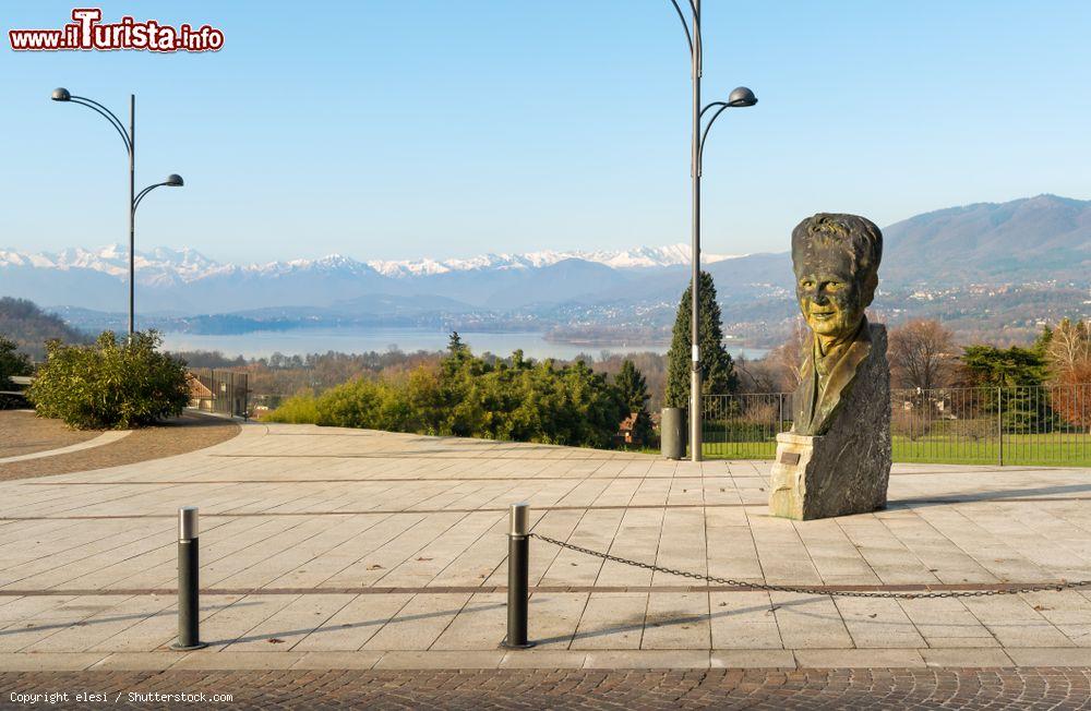 Immagine La statua dedicata ad Antonio Ghiringhelli in Piazza Belvedere ad Azzate, sullo sfondo il Lago di Varese - © elesi / Shutterstock.com