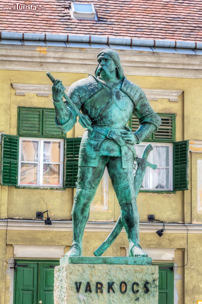 Immagine La statua del capitano Gyorgy Varkocs nella città di Szekesfehervar, Ungheria.