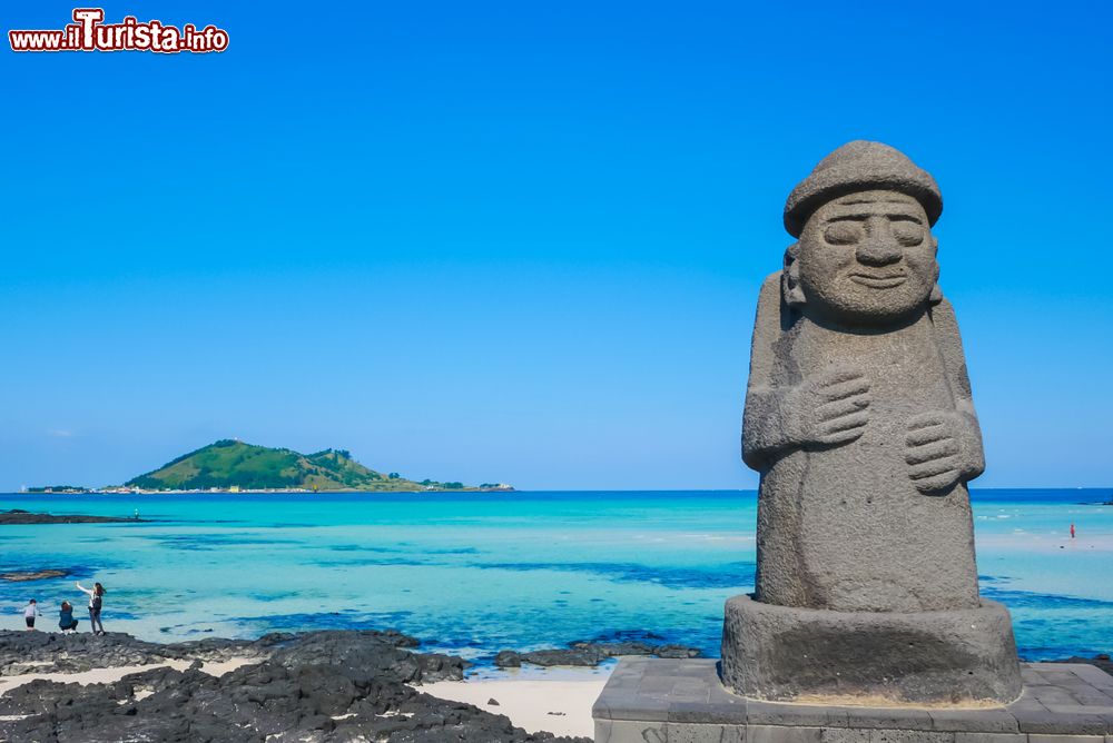 Immagine La statua del Nonno di pietra e la splendida spiaggia dell'isola di Jeju in Corea del Sud