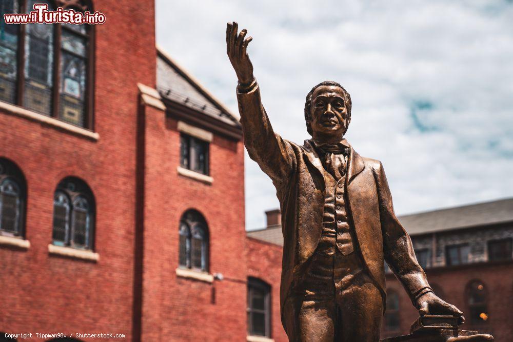 Immagine La statua del vescovo Richard Allen a Philadelphia (Pennsylvania): è stato il fondatore della chiesa metodista episcopale africana - © Tippman98x / Shutterstock.com