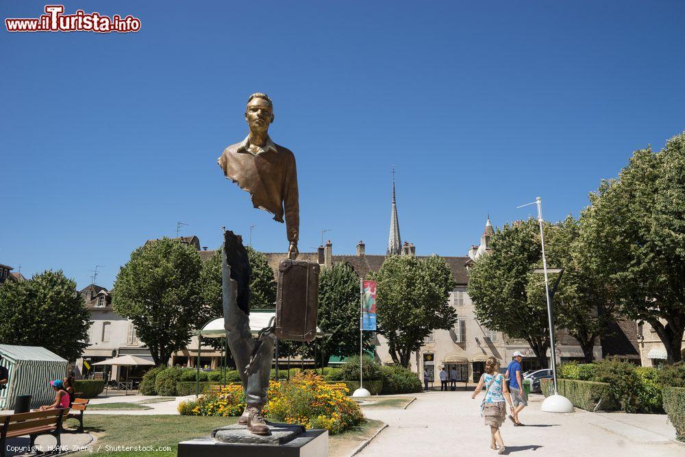 Immagine La statua del Viaggiatore di Bruno Catalano in piazza Carnot a Beaune, Francia - © HUANG Zheng / Shutterstock.com