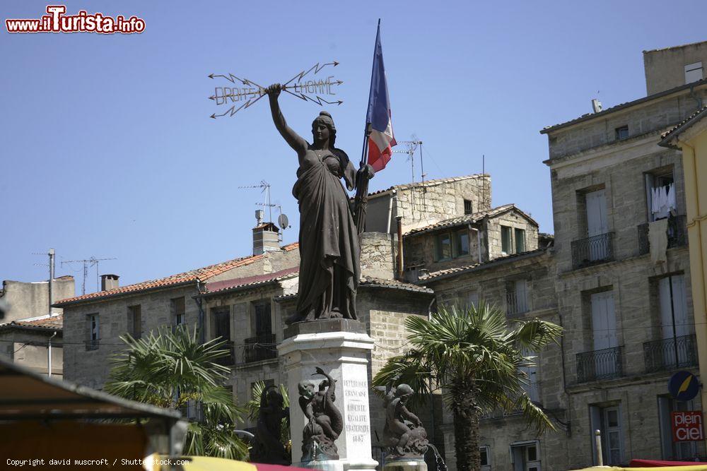 Immagine La statua della Libertà nella piazza principale di Pezenas, Languedoca, Francia - © david muscroft / Shutterstock.com