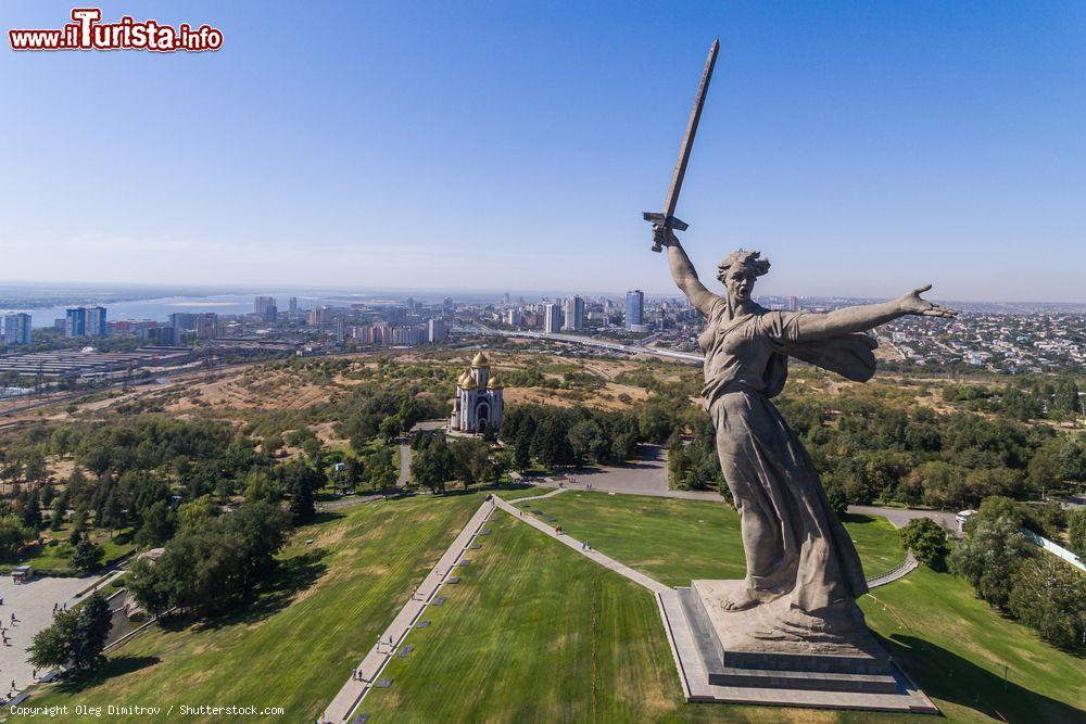 Immagine La Statua della Madre Russia sulla collina Mamaev a Volgograd. Considerando l'altezza della spada la scultura supera gli 80 metri di altezza - © Oleg Dimitrov / Shutterstock.com