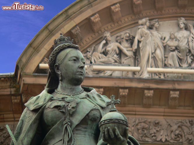 Immagine La statua della regina Vittoria di fronte al Palazzo del Consiglio di Birmingham, Inghilterra. Sotto il suo regno l'impero britannico fu caratterizzato da una grande espansione in tutti i settori.