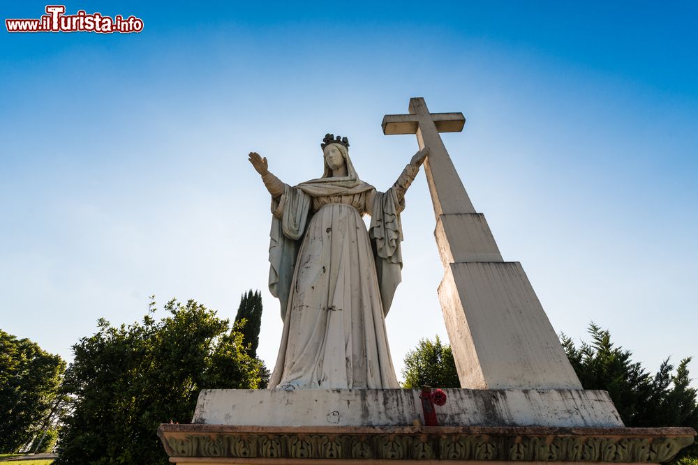 Immagine La statua della Signora del Calvario a Moissac, Francia.